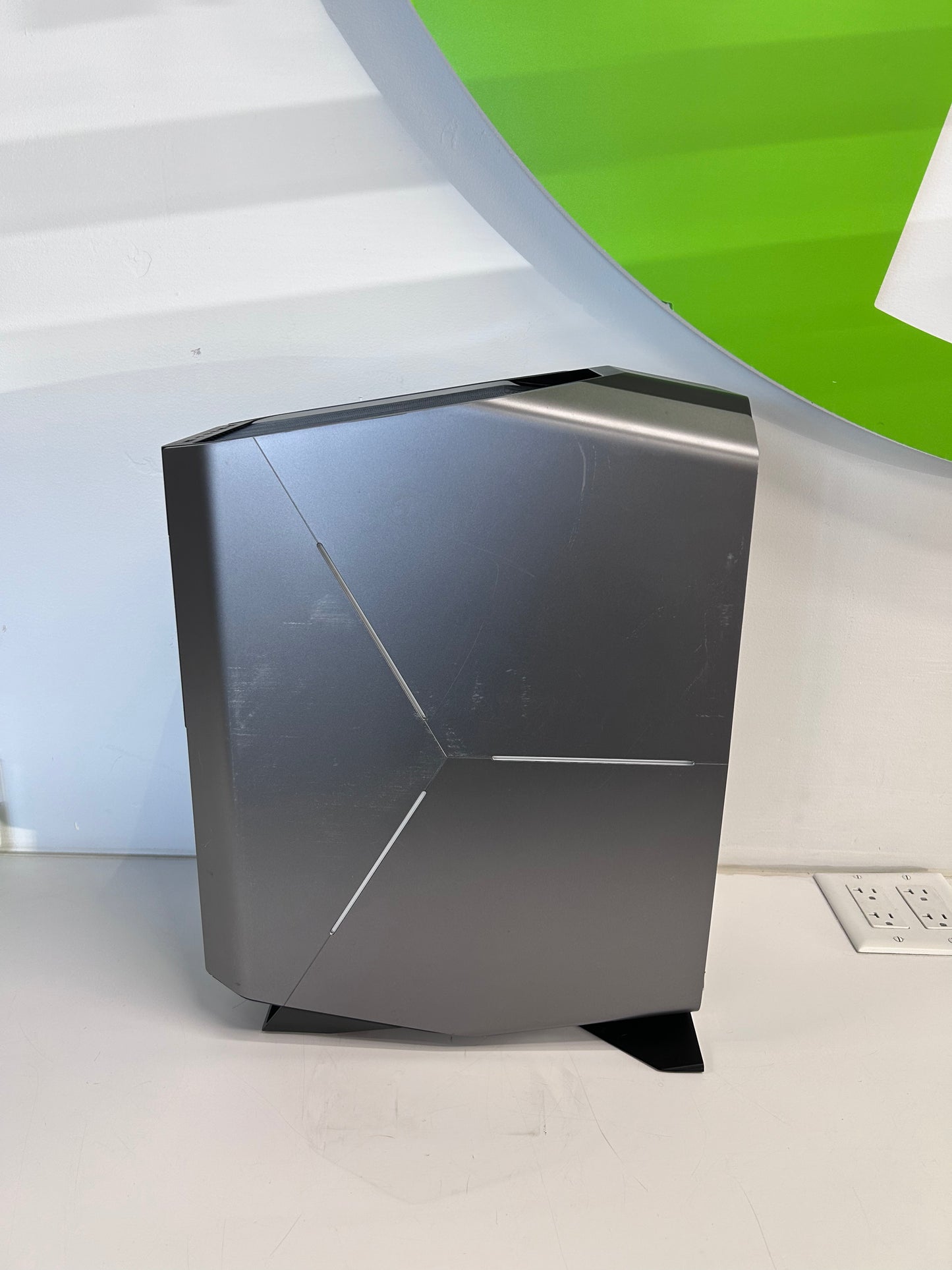 Alienware Aurora R7 Core i5-8400 2.80GHz 16GB RAM 500GB SSD 2TB HDD GTX 1070 TI