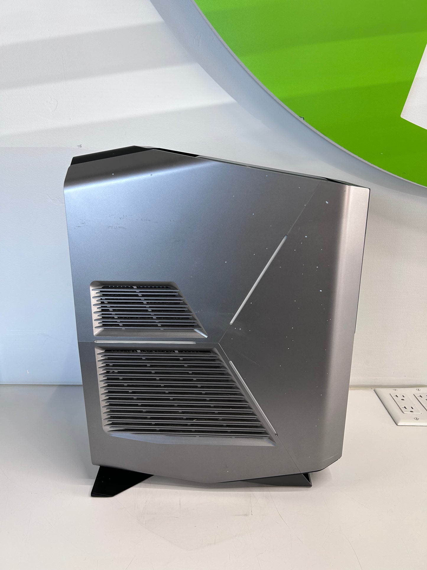 Alienware Aurora R7 Core i5-8400 2.80GHz 16GB RAM 500GB SSD 2TB HDD GTX 1070 TI