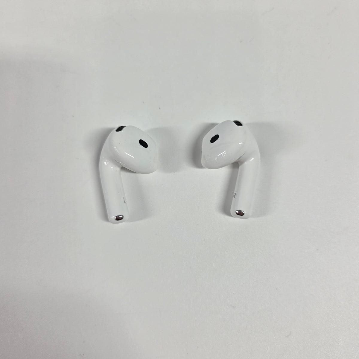 Apple AirPods 5th Gen with Charging Case A3530 A3532 a3531 MKFW4LL/A