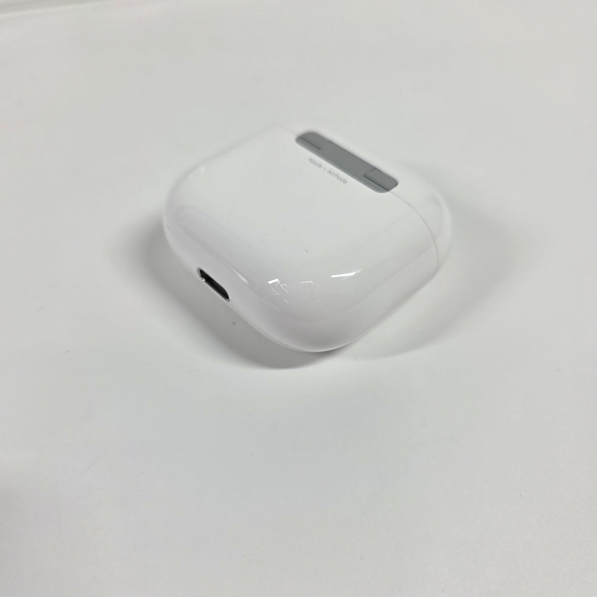 Apple AirPods 5th Gen with Charging Case A3530 A3532 a3531 MKFW4LL/A